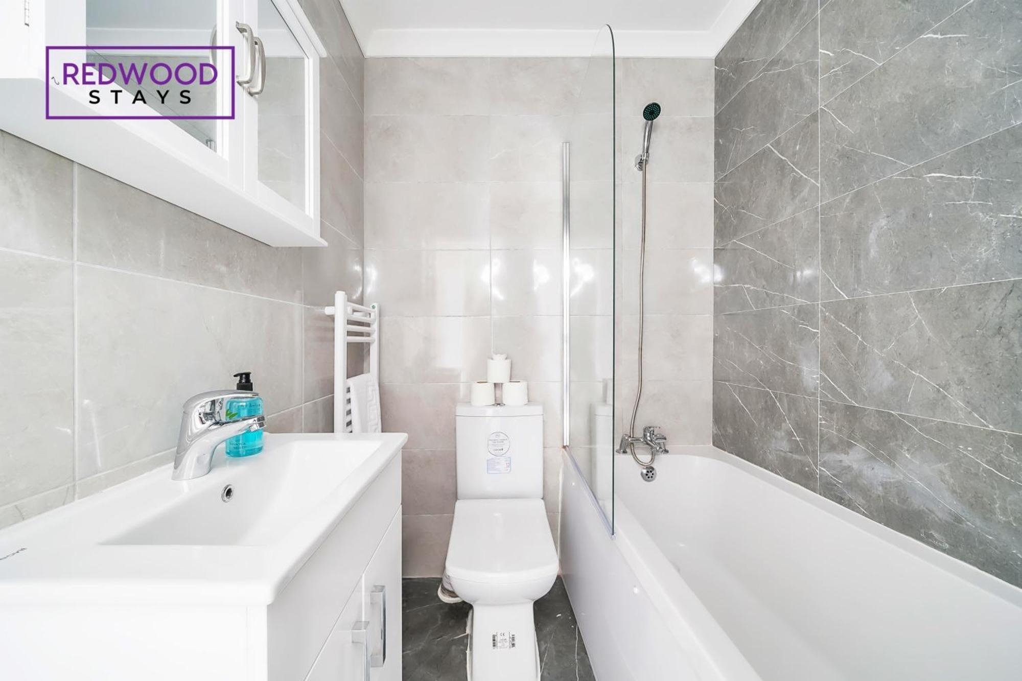 Brand New, 2 Bed 1 Bath, Modern Town Center Apartment, Free Wifi & Netflix By Redwood Stays Aldershot Esterno foto